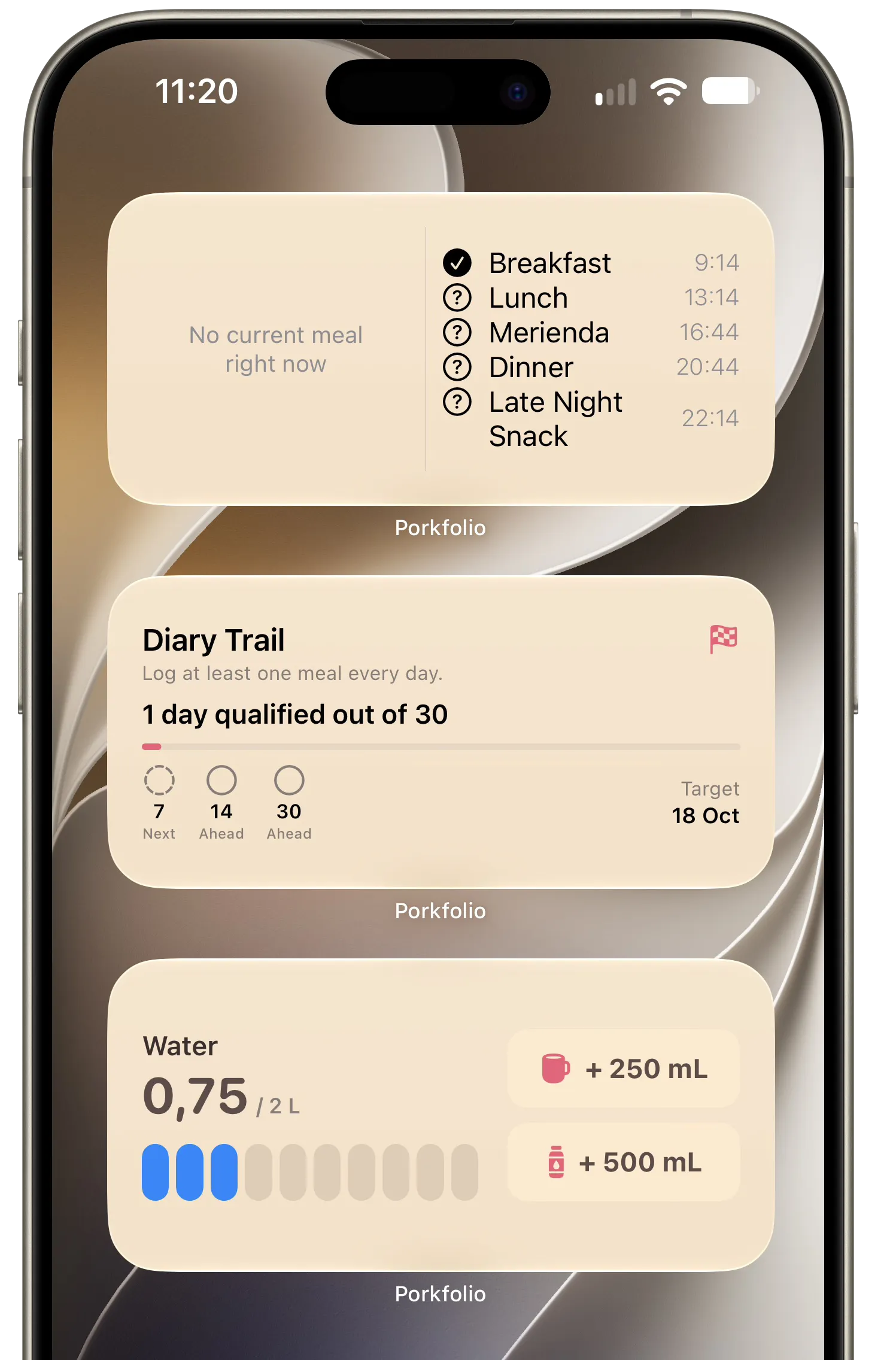 Três widgets do Porkfolio em um iPhone: a programação de refeições de hoje, o desafio Trilha do diário e a água com botões de +250 mL e +500 mL